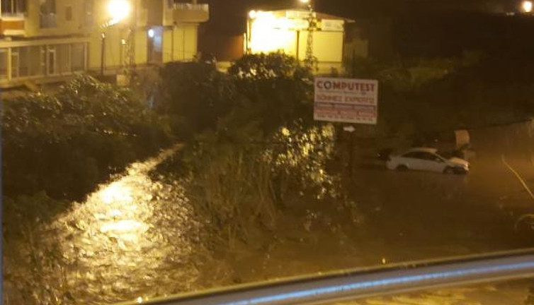 Samandağ'ı sağanak vurdu: Dere taştı, araçlar zarar gördü