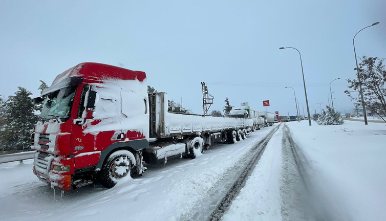 2 bin 900 kişi mansur kaldı. Araçlar karlara gömüldü. Gaziantep’te son durum