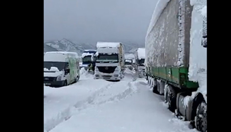 Twitter'dan yardım istedi. Nur öğretmen 6 aylık bebeği ile mahsur kaldı. Gaziantep beyaz felaketi yaşıyor
