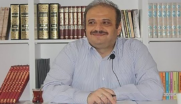 Yeni Akit yazarı Anayasa'nın ilk dört maddesinin değişmesini istedi