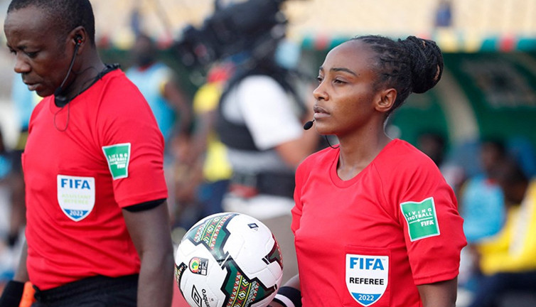 Kadın hakem yönetti. Dünya izledi. Tarihe geçti