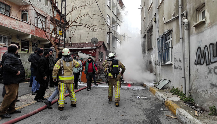 Beyoğlu'nda yangında panikleyen kadın birinci kattan atladı