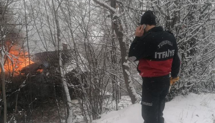 Yanan bir ev bitişikteki 3 evi yaktı