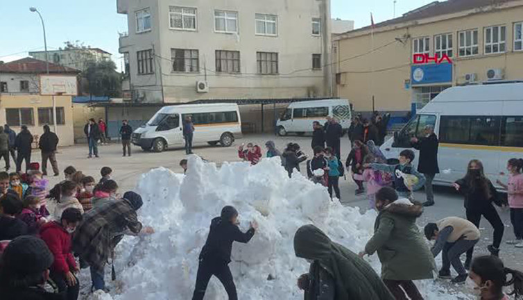 Kadirli’de öğrenciler taşıma usulü karla eğlendi