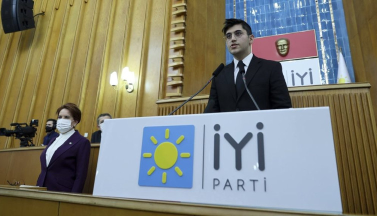 İYİ Parti grubunda konuşan öğrenciden Yeni Şafak'a yanıt: Erasmus eğitimini 'tatil' diye sunan Yeni Şafak öpüyorum seni