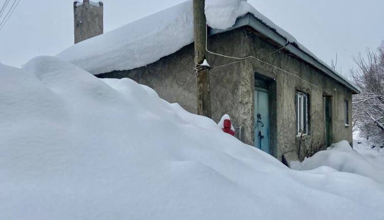Ağrı eksi 30'u gördü evler kar altında