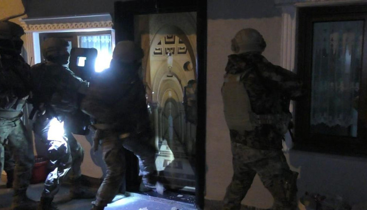 Zehir tacirlerine şafak baskını