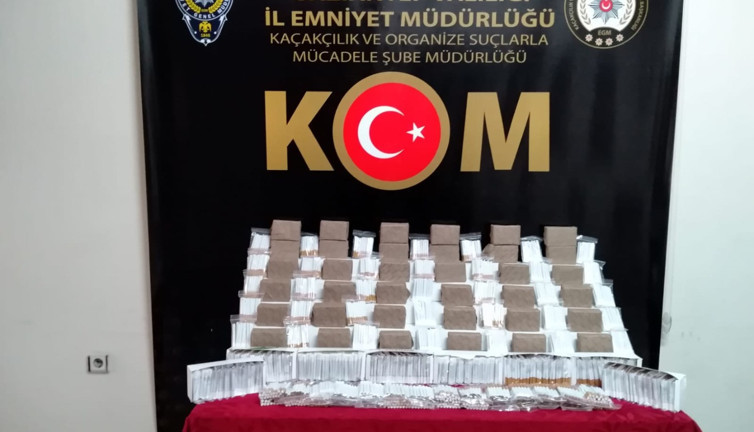 Gaziantep’te binlerce kaçak sigara kağıdı ve makaron ele geçirildi