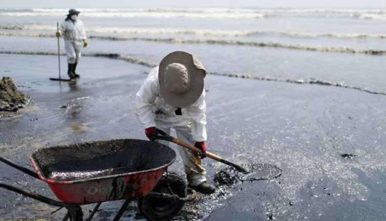 Varil varil petrol okyanusa sızdı. Ünlü plaj kapatıldı