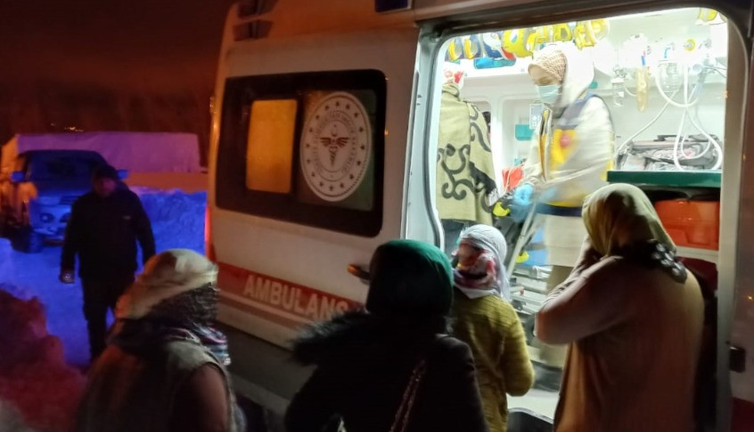 Sancısı tutan hamile kadını hastaneye yetiştirmek için zamanla yarıştılar!