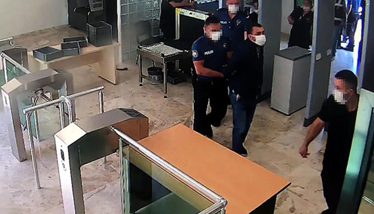 Ters kelepçeye 10 bin TL tazminat