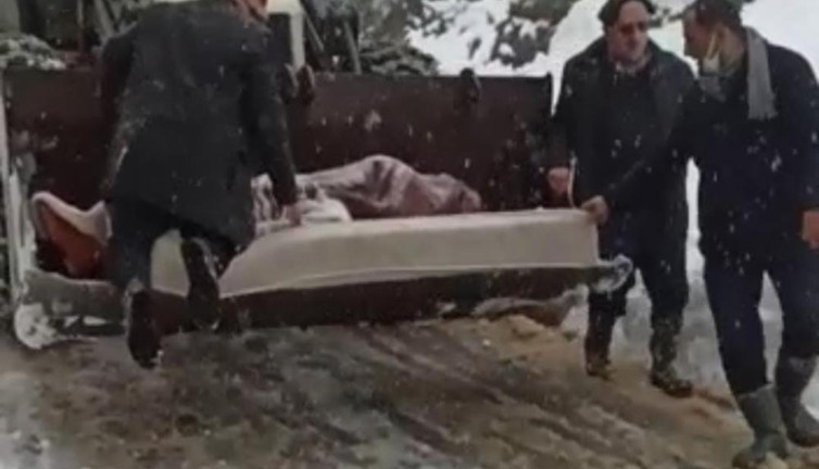 Rize'de karı temizleyen iş makinesi 150 metreden uçtu