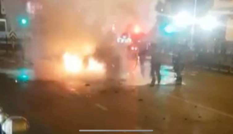 Beşiktaş'ta lüks araç alev topu oldu