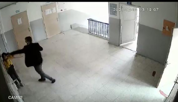 Torpili büyük olmalı. Küçük öğrenciyi acımasızca dövmüştü. Güya öğretmenlikten alınmıştı, bakın yeni görevi ne oldu