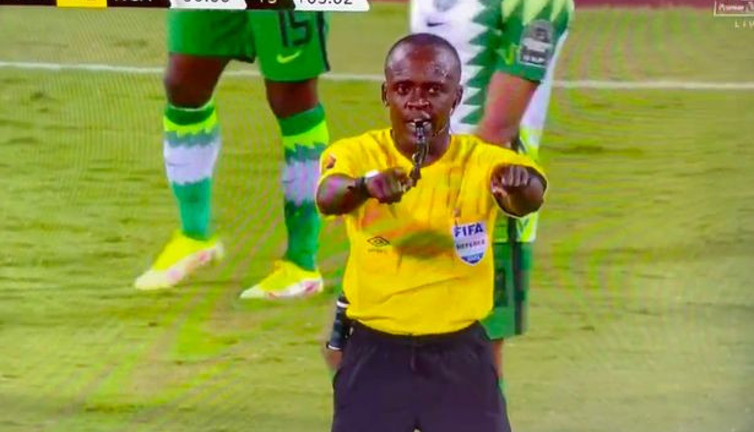 Kenyalı hakem, kendini Usain Bolt sandı!