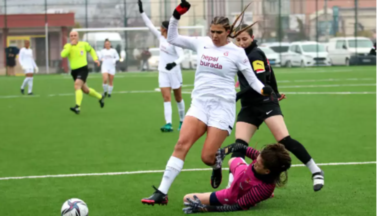 Galatasaray kadınları erkekleri solladı!
