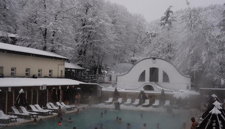 Yalova'da dondurucu havada havuz keyfi