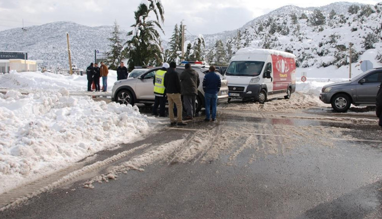 Şiddetli kar yağışı Akseki-Seydişehir karayolunu trafiğe kapandı