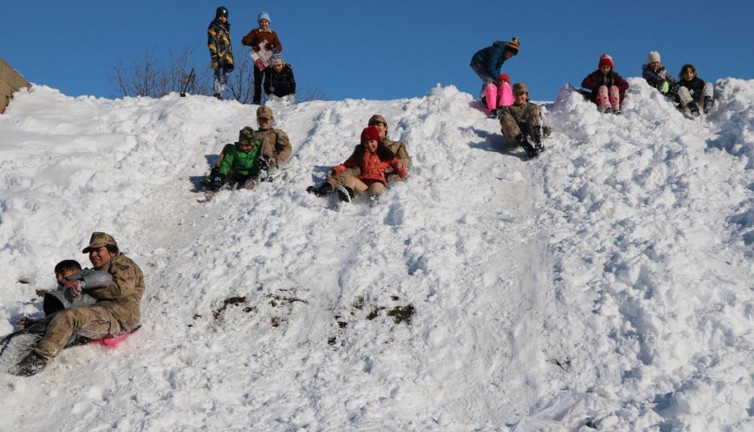 Bingöl'de jandarma çocuklarla çocuk oldu