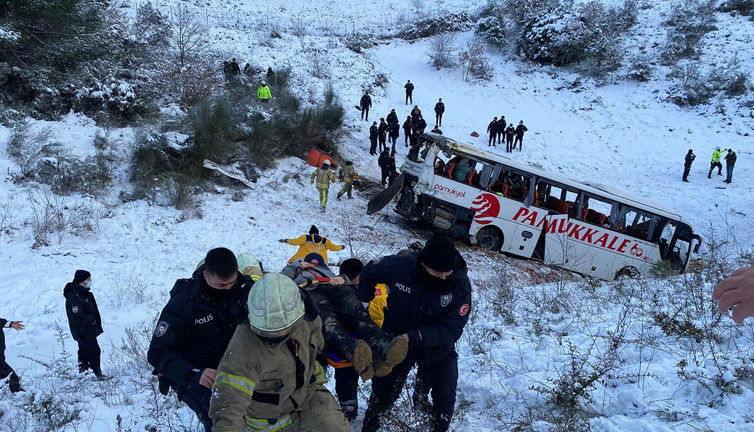 İstanbul'da yolcu otobüsü şarampole yuvarlandı: 3 ölü 9 yaralı