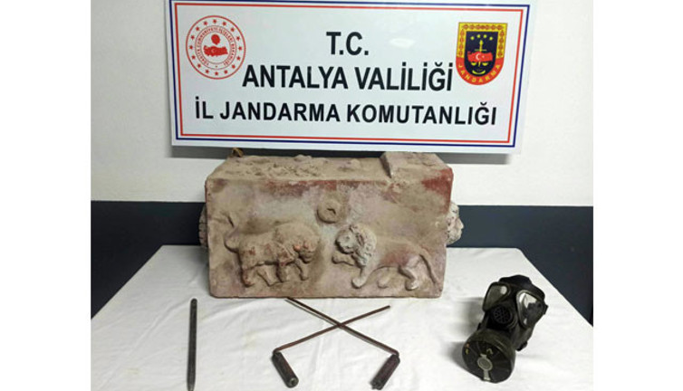 Roma dönemine ait mezar taşlarıyla yakalandılar