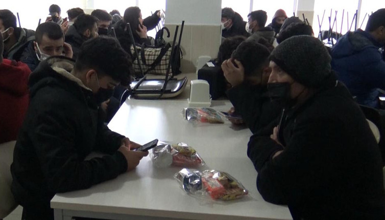 Tokat'ta yolcu otobüslerine 'kar' engeli