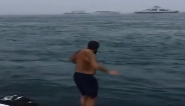 Kar yağarken Sarayburnu’nda denize girdiler