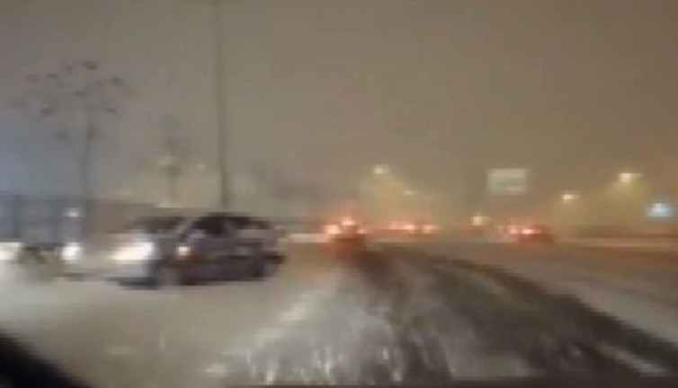 Kadıköy'de kar yağışı nedeniyle kayan otomobil ters döndü