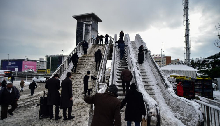 Yürüyen merdivenler bile dondu