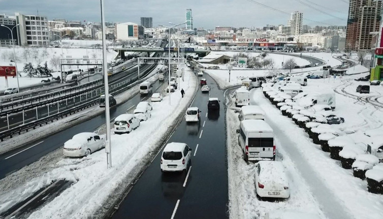 Kar yağışı nedeniyle birçok ilde engelli ve hamile kamu görevlilerine idari izin