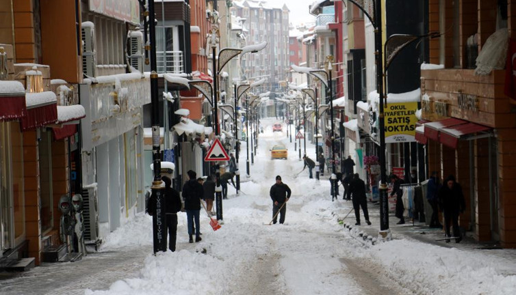 Sivas'ta köylerle ulaşım kesildi
