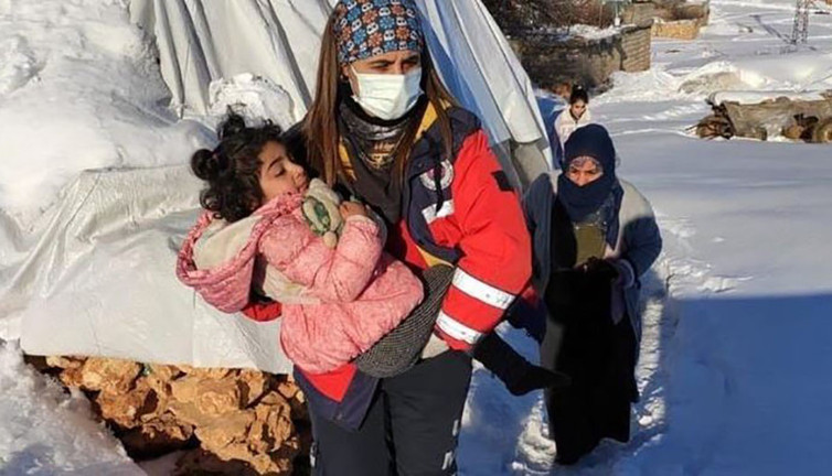 Yolu ulaşıma kapanan hastalar, hastaneye ulaştırıldı