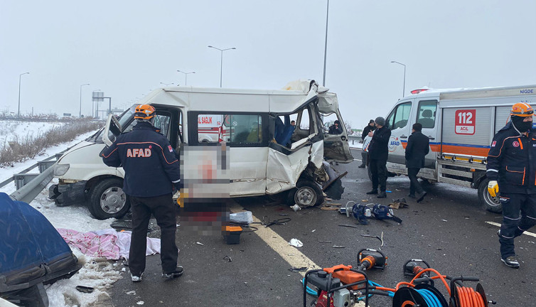 Feci kaza! TIR minibüse çarptı: 2’si çocuk 3 ölü