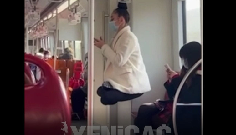 Metroda 'uçan kadın' şaşkınlığı!