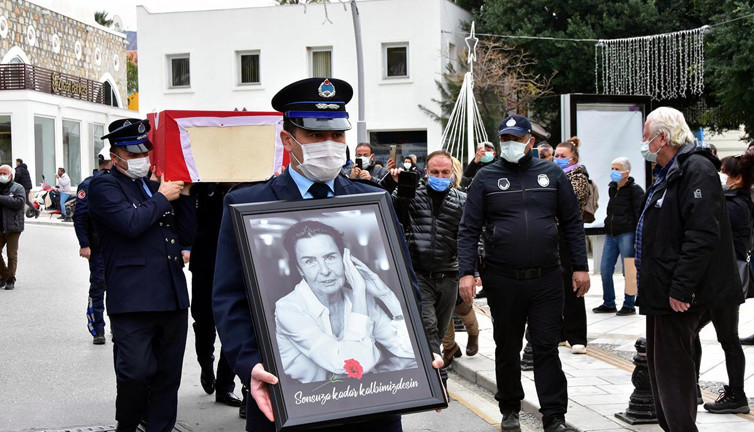Usta sanatçı Fatma Girik, Bodrum'da son yolculuğuna uğurlandı