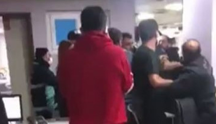 Hastanede ambulans gecikti dayağı