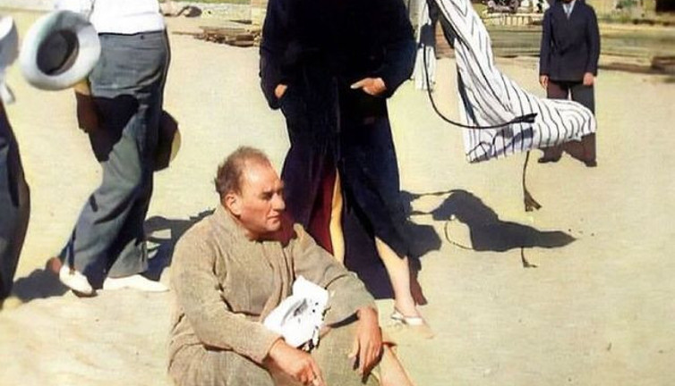 Atatürk'ün denizden çıktıktan sonraki fotoğrafı yıllar sonra ortaya çıktı