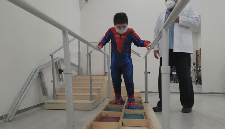 'Yürüyemez' denilen çocuk imkansızı başardı