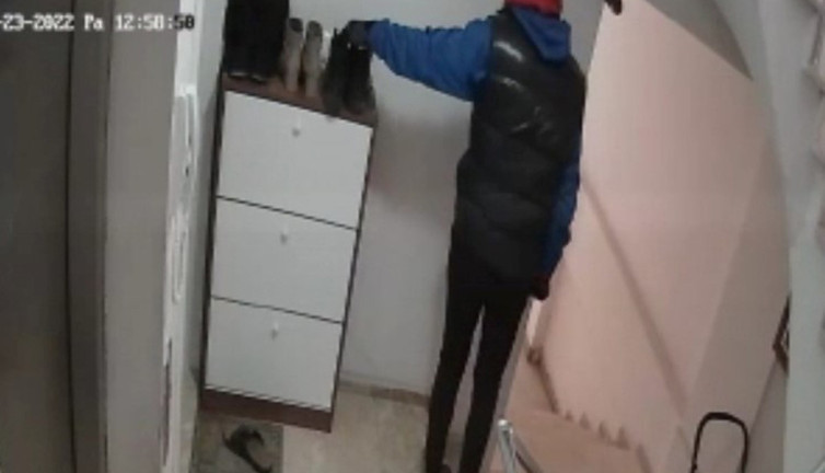 Hırsız güpegündüz kamerada!