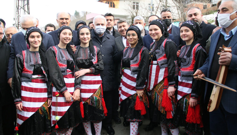 Binali Yıldırım'a 'Kuş dilli' karşılama