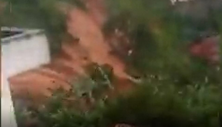 Toprak kaydı can pazarı yaşandı. Çığlık sesleri kulakları sağır etti