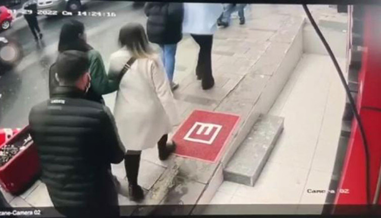 Yolda güpegündüz cep telefonunu çaldı! İşte o anlar...