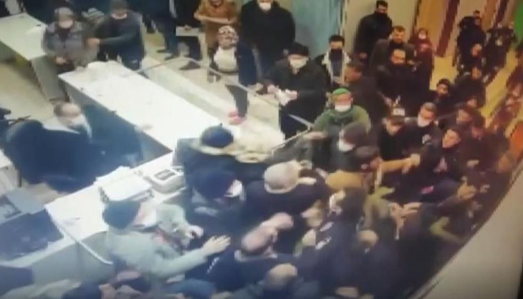 Sağlıkçılara ambulans geç geldi dayağı