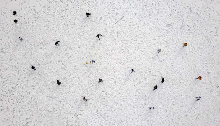 Donan göl gençlere futbol sahası oldu!