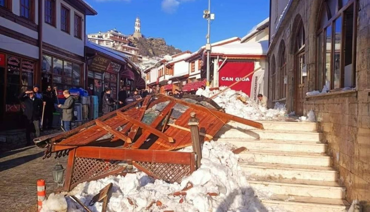 Cami sundurması cemaatin üzerine düştü. Çok sayıda yaralı