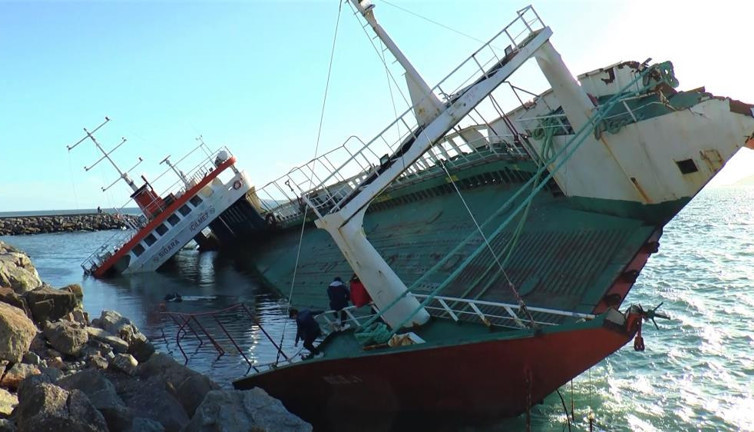 Yan yatan gemi çocukların lunaparkı oldu