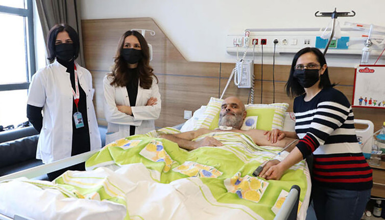 Felçli hasta artık yemek yiyebiliyor