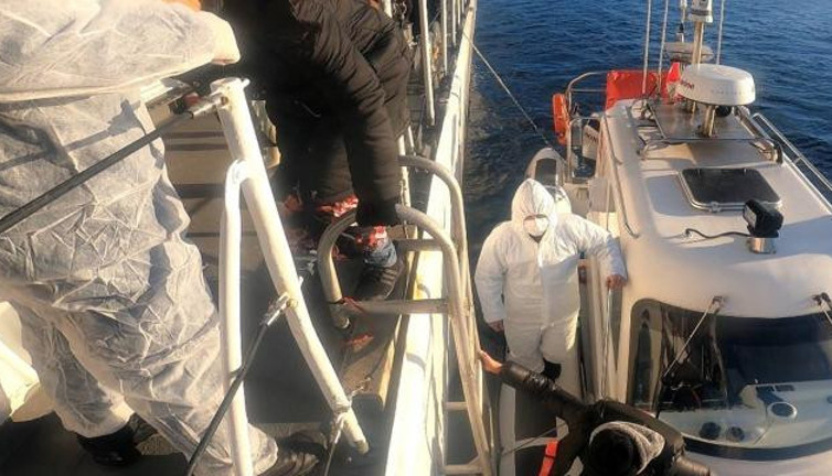 Balıkesir açıklarında 18 düzensiz sığınmacı kurtarıldı