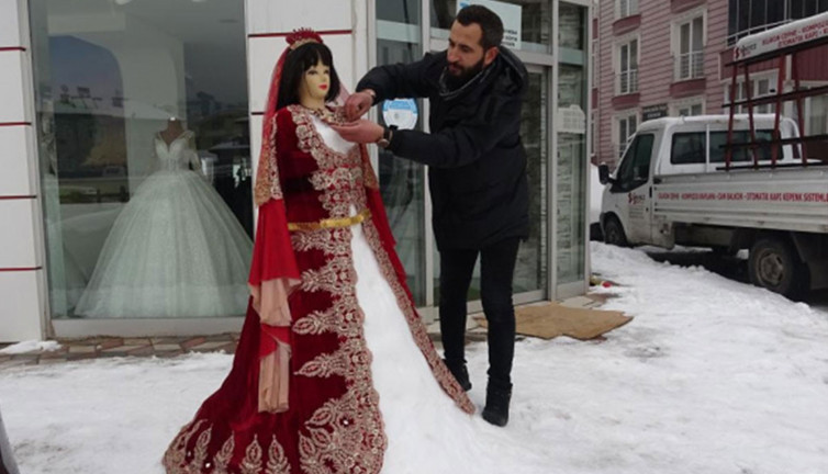 Kardan kadın yaptı. Bindallı giydirdi