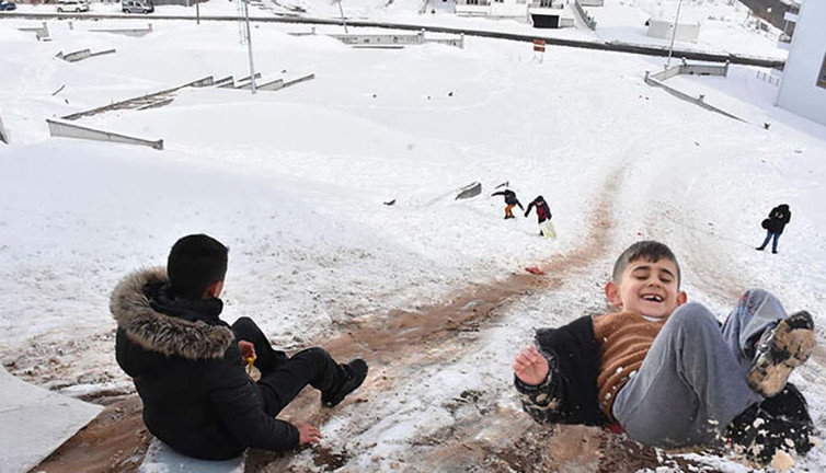 Kayak merkezine gidemeyen çocukların uğrak yeri 'Yumurtatepe'